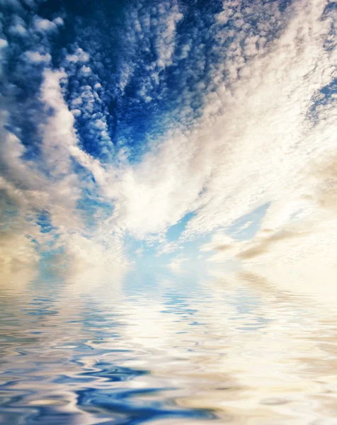 Облака отражаются в воде — стоковое фото