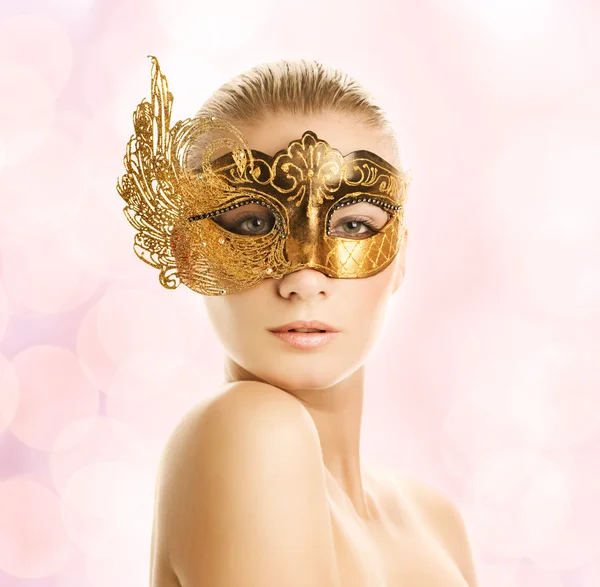 彼女の顔にカーニバル マスクを持つ素敵な若い女性 — ストック写真