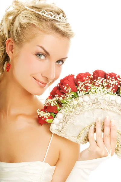 Belle jeune mariée avec un bouquet de roses rouges de luxe. Isolé — Photo