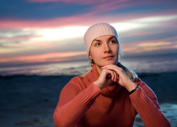 夕方にはビーチでリラックスした美しい若い女性 — ストック写真