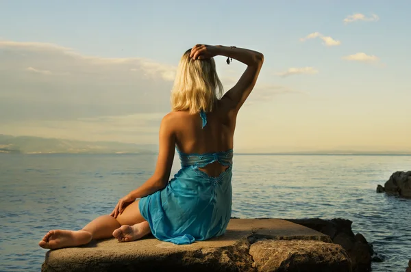Mulher bonita relaxando perto do mar — Fotografia de Stock
