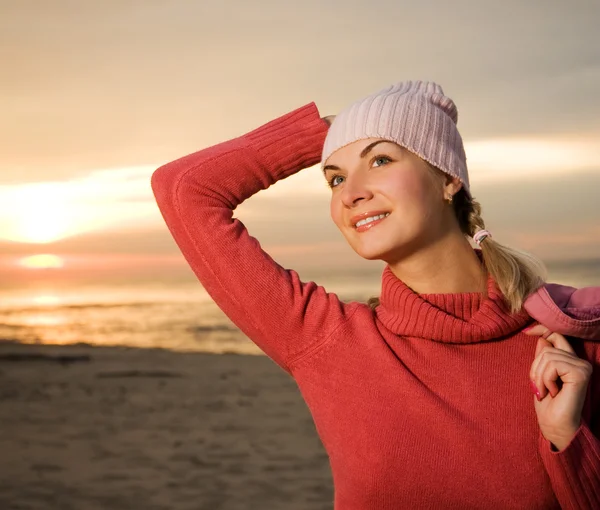 Gün batımında sahilde genç bir kadın. yakın çekim portre — Stok fotoğraf