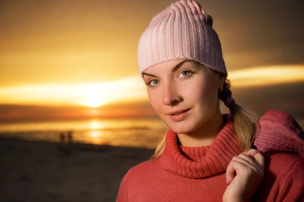 Fiatal nő a tengerparton naplementekor. közeli portré — Stock Fotó