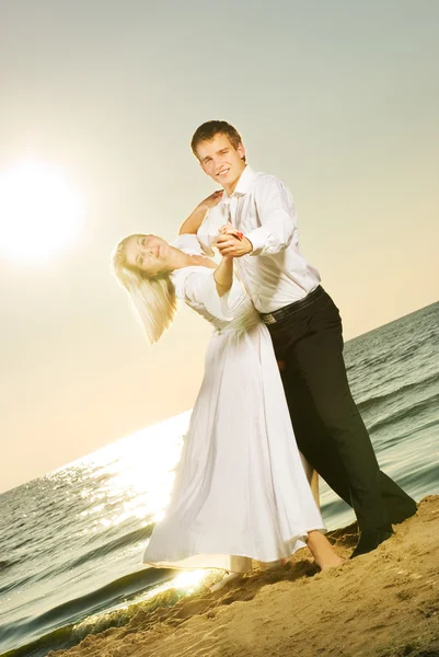 Jovem Casal Dançando Uma Praia Pôr Sol — Fotografia de Stock