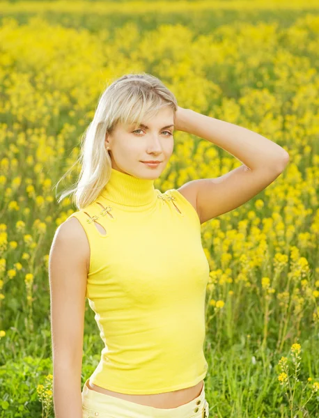 お花畑に美しい若い女性 — ストック写真