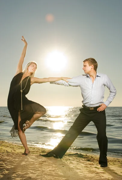Mooie Jonge Paar Tango Dansen Het Strand Bij Zonsondergang — Stockfoto