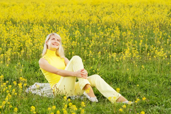 Schöne Junge Frau Sitzt Einem Blumenfeld — Stockfoto