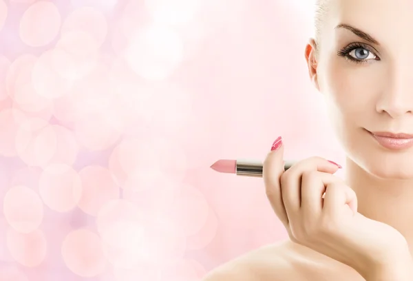 Schöne Junge Frau Mit Lippenstift Über Abstraktem Rosa Hintergrund — Stockfoto