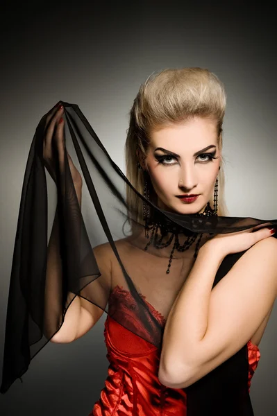 Donna vampiro sexy con acconciatura creativa — Foto Stock