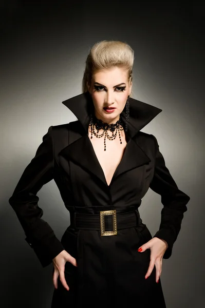 Seksi vampir kadınla yaratıcı saç modeli — Stok fotoğraf