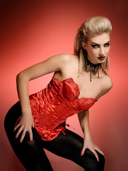 Sexy Vamp Frau Mit Kreativer Frisur — Stockfoto