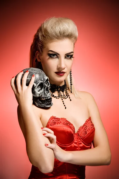 Witch with a scull — Stock Photo, Image