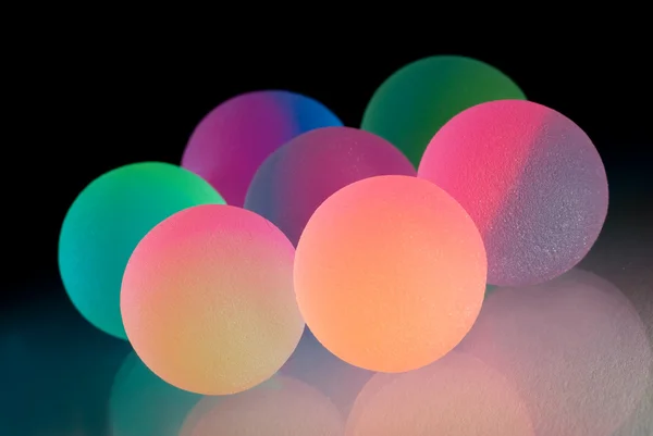 Bolas Coloridas Elegantes Com Reflexão Isolado Fundo Preto — Fotografia de Stock
