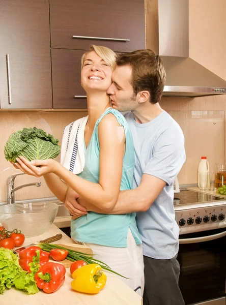 Genç Çift Mutfakta Sebze Salatası Yapmak — Stok fotoğraf