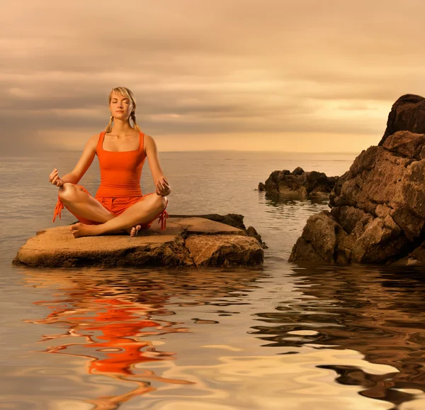 Mooie Jonge Vrouw Doen Yoga Oefening Buiten — Stockfoto