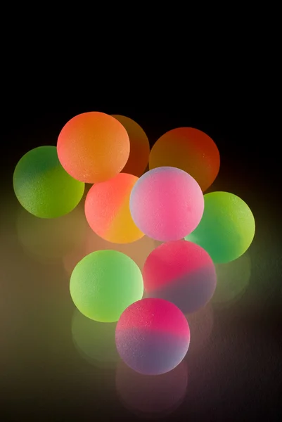 Boules colorées élégantes avec réflexion. Isolé sur fond noir — Photo
