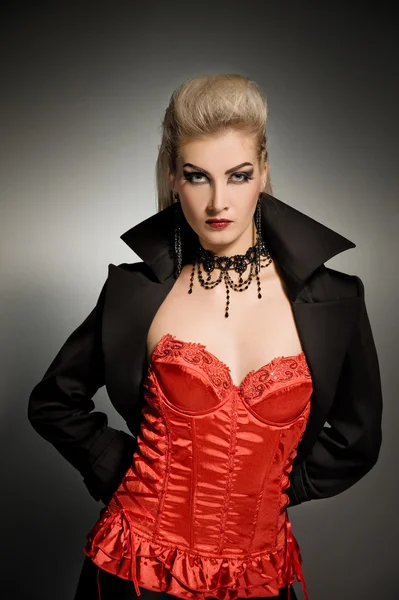 Donna vampiro sexy con acconciatura creativa — Foto Stock
