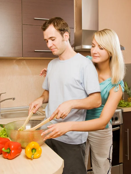 Young Couple Making Vegetable Salad Kitchen — Stock Photo, Image