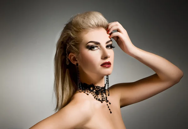 創造的な髪型を持つセクシーな妖婦女性 — ストック写真