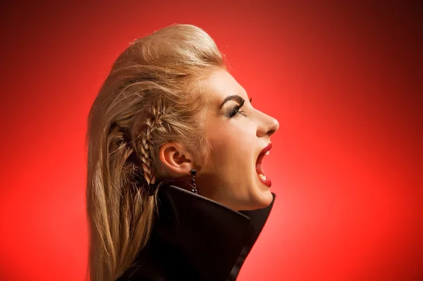 Ουρλιάζοντας Vamp Γυναίκα — Φωτογραφία Αρχείου