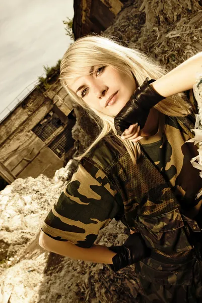 Vacker kvinna soldat — Stockfoto