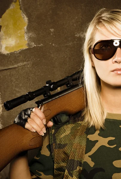 Piękna kobieta żołnierz z karabinu snajperskiego — Zdjęcie stockowe