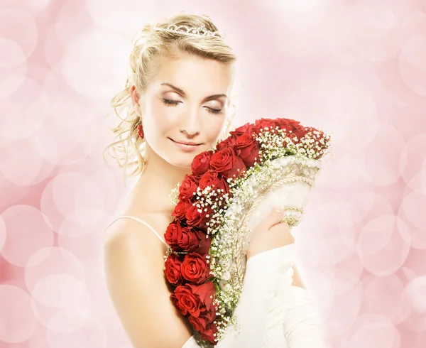 Hermosa novia joven con ramo de lujo de rosas rojas . — Foto de Stock