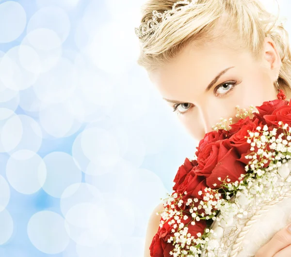 Прекрасная невеста прячется за роскошным букетом роз — стоковое фото
