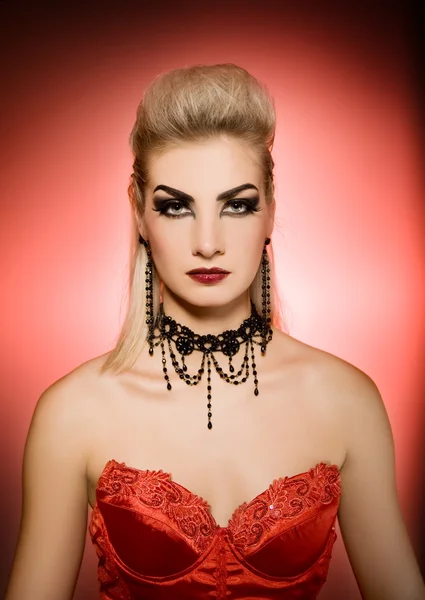 Sexy Vamp Frau Mit Kreativer Frisur Und Make — Stockfoto