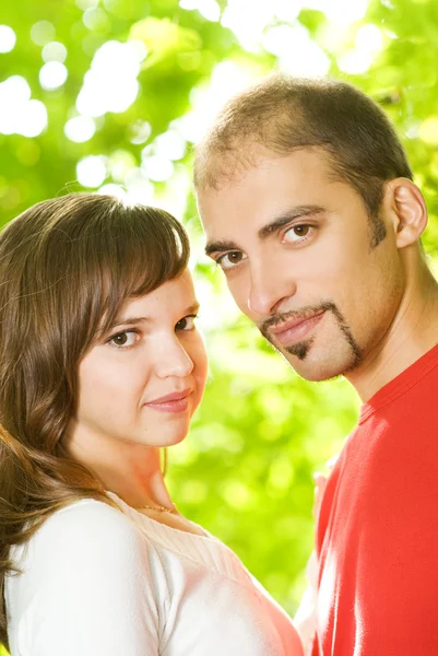 屋外の愛の若いカップル クローズ アップの肖像画 — ストック写真