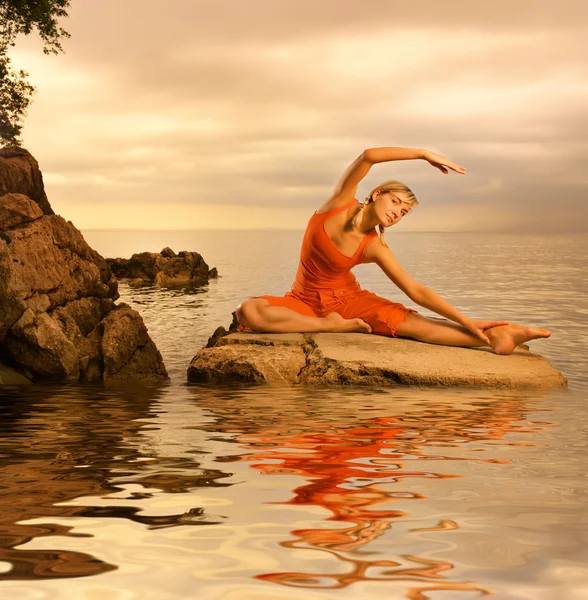 Bella giovane donna che fa esercizio di yoga all'aperto — Foto Stock