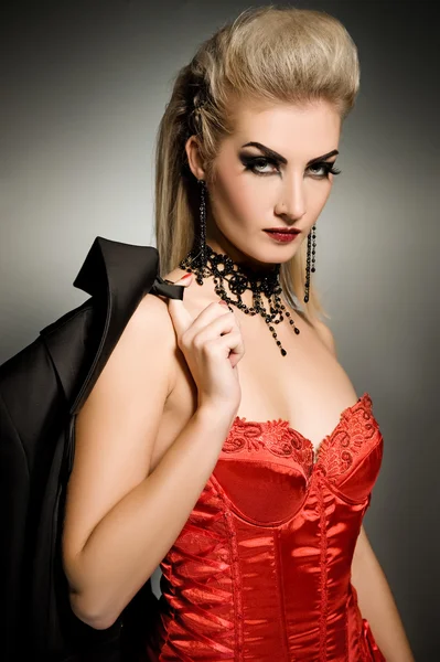 Sexy Vamp Frau mit kreativer Frisur — Stockfoto