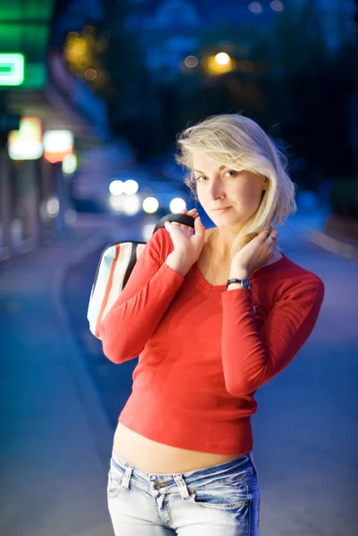 夜の街の美しい若い女性 — ストック写真