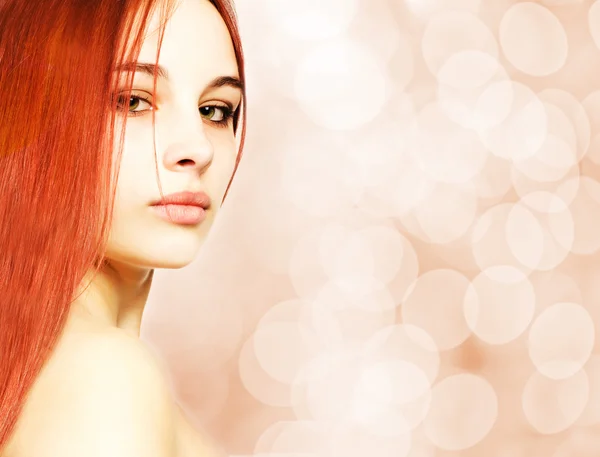 抽象的な背景がぼやけている間美しい赤毛の女性 — ストック写真