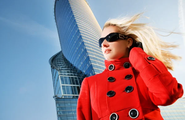 Schöne Junge Blonde Frau Freien Modernes Gebäude Hinter Ihr — Stockfoto