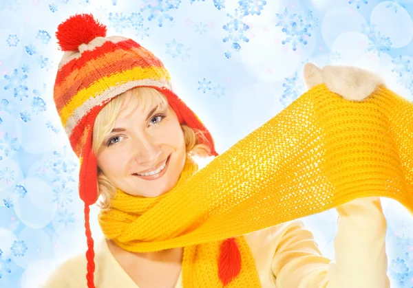 Schönes Mädchen in Winterkleidung auf abstraktem Hintergrund — Stockfoto