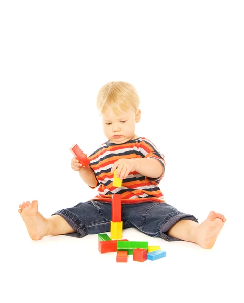 Hermoso niño pequeño jugando juego intelectual. Aislado en whi — Foto de Stock