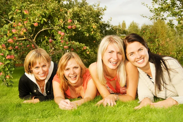 Groep gelukkige vrienden plezier buitenshuis — Stockfoto