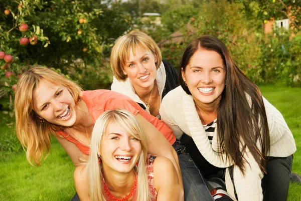 Группа счастливых друзей веселится на открытом воздухе — стоковое фото