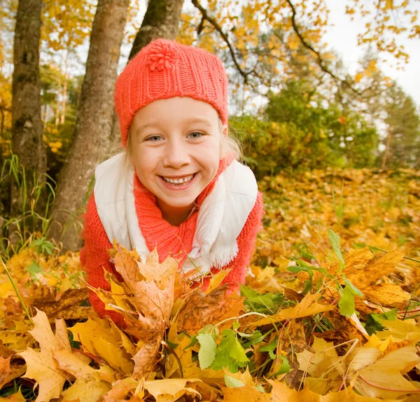 Hermosa niña con hojas de otoño al aire libre — Foto de Stock