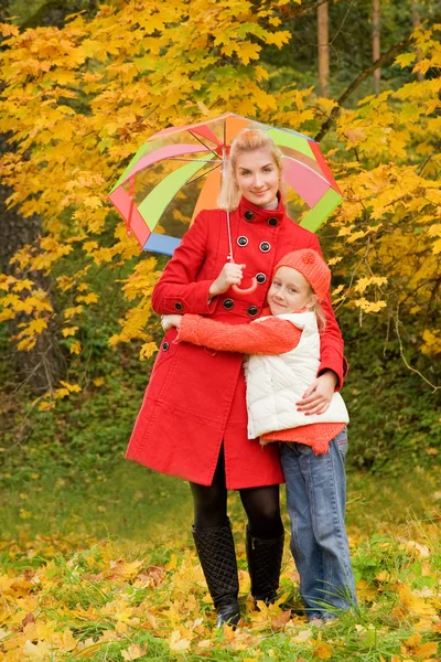 秋の森で母と娘 — ストック写真