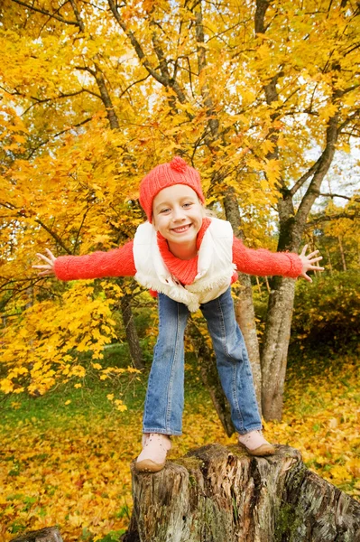 Bella bambina si diverte all'aperto — Foto Stock