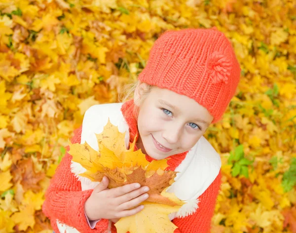 Krásná Holčička Podzimními Listy Venku — Stock fotografie