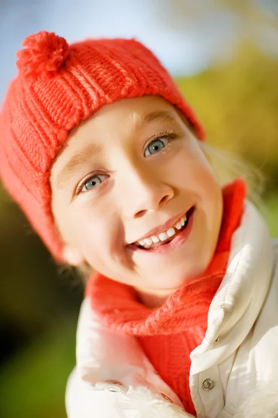 Bedårande liten flicka utomhus. närbild porträtt — Stockfoto