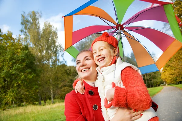 Mother and daughter having fun outdoors — Stock Photo, Image