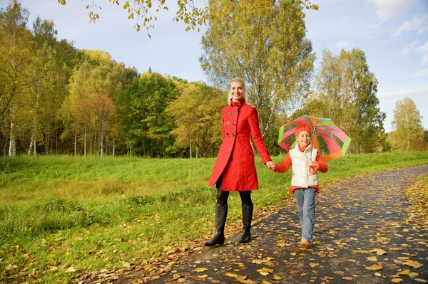Mother Daughter Walking Outdoors — Stock Photo, Image