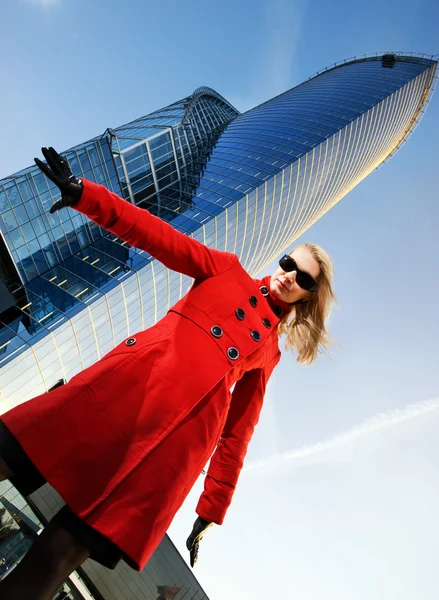 Krásná Mladá Blondýnka Venku Moderní Budova — Stock fotografie