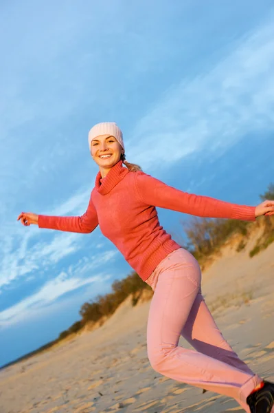 美しい若い女性は ビーチを走る — ストック写真