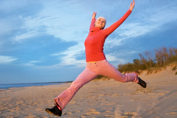 Красивая Молодая Женщина Прыгающая Пляже — стоковое фото