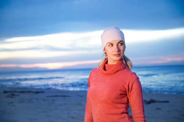 Piękna Młoda Kobieta Relaks Plaży Wieczorem — Zdjęcie stockowe